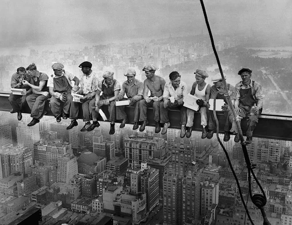 1024px-Lunch_atop_a_Skyscraper